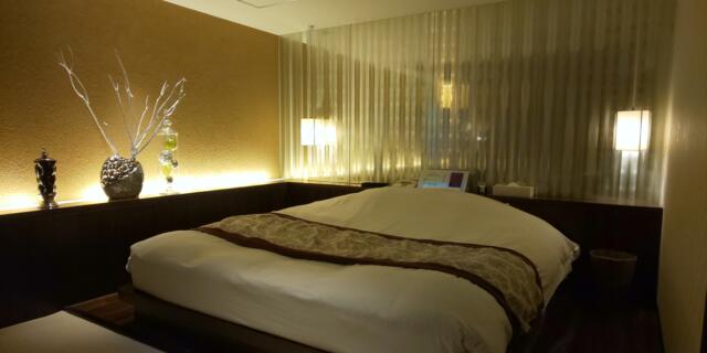 アラウダリゾート国立(国立市/ラブホテル)の写真『203号室のベッドスペース、落ち着いた雰囲気にて女の子もニコニコです』by ヒロくん!