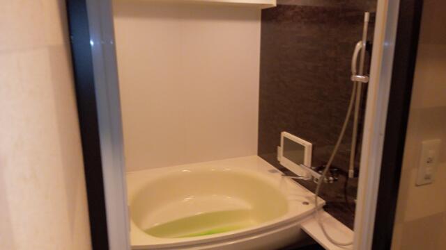 HOTEL GARNET（ガーネット)(千葉市中央区/ラブホテル)の写真『701号室　浴室　丸い浴槽で大き目です、二人で余裕で入れます』by K61