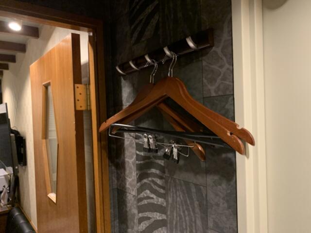 HOTEL RUNA(ルナ)鶯谷(台東区/ラブホテル)の写真『111号室　室内洋服掛け』by 東京都