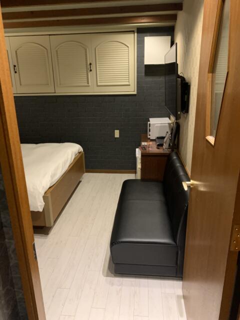 HOTEL RUNA(ルナ)鶯谷(台東区/ラブホテル)の写真『111号室　玄関から室内を臨む。』by 東京都