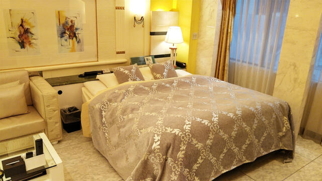 HOTEL RAY FIELD(墨田区/ラブホテル)の写真『803号室ベッド周辺』by 午前３時のティッシュタイム
