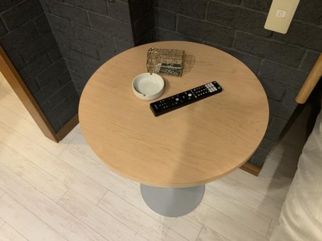 HOTEL RUNA(ルナ)鶯谷(台東区/ラブホテル)の写真『111号室　ミニテーブル』by 東京都