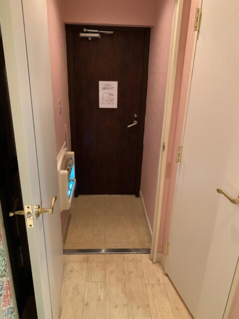 ホテル アテネ(柏市/ラブホテル)の写真『516号室　室内から玄関側を臨む。』by 東京都
