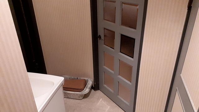 サンロード(渋谷区/ラブホテル)の写真『605号室、玄関に背を向けて。正面の扉は居室へ。右扉はトイレ。左に見えるのは洗面台』by 春風拳