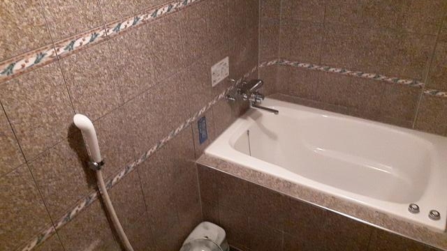 サンロード(渋谷区/ラブホテル)の写真『605号室、浴室。ジェットはあるがTVなし。バスタブも二人で何とか入れるサイズ』by 春風拳