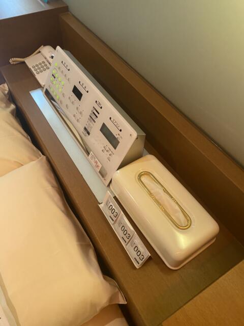 HOTEL R&K（アールアンドケー）(越谷市/ラブホテル)の写真『803号室(ベッド傍スイッチ類、ゴム、電話など)』by こねほ