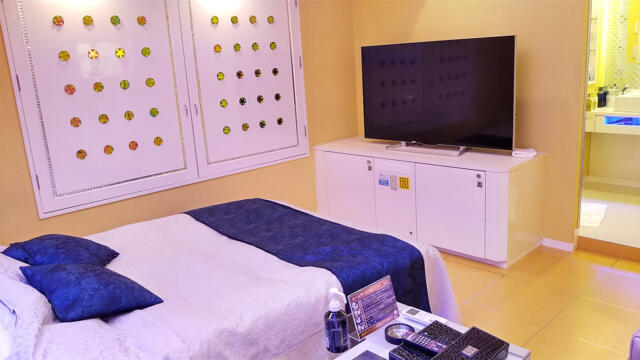 HOTEL SARA 錦糸町(墨田区/ラブホテル)の写真『205号室 ベッド周辺（３）』by 午前３時のティッシュタイム