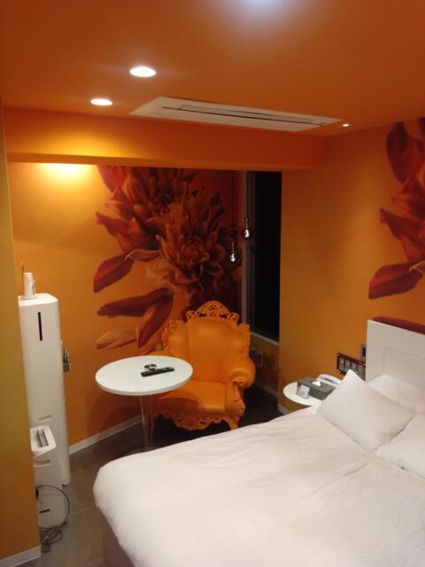 HOTEL THE HOTEL（ホテル　ザ・ホテル）(新宿区/ラブホテル)の写真『51号室　ベッドとミニテーブル』by beat takeshi