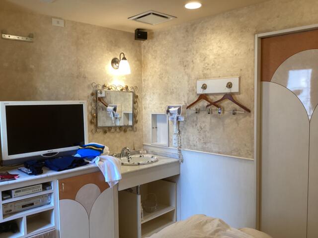 ホテル デッサン・ドゥ・フルール(大阪市/ラブホテル)の写真『801号室 ベッドから見た室内』by ACB48