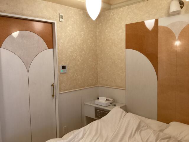 ホテル デッサン・ドゥ・フルール(大阪市/ラブホテル)の写真『801号室 窓側から見た室内』by ACB48