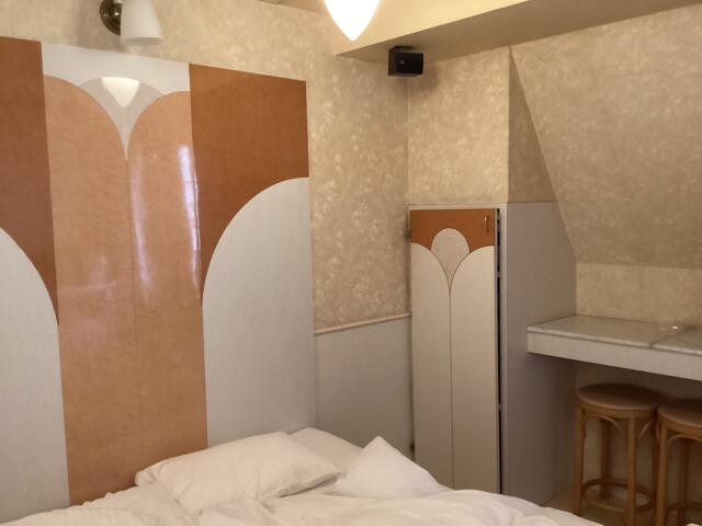 ホテル デッサン・ドゥ・フルール(大阪市/ラブホテル)の写真『801号室 洗面台から見た室内』by ACB48