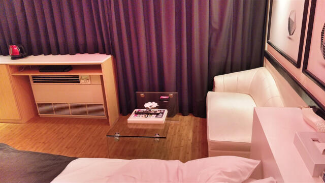 ホテル COLORE（コローレ）(墨田区/ラブホテル)の写真『503号室 ベッド周辺（４）』by 午前３時のティッシュタイム