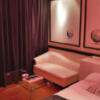 ホテル COLORE（コローレ）(墨田区/ラブホテル)の写真『503号室 ベッド周辺（１）』by 午前３時のティッシュタイム