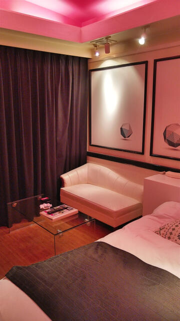 ホテル COLORE（コローレ）(墨田区/ラブホテル)の写真『503号室 ベッド周辺（１）』by 午前３時のティッシュタイム