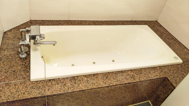 ホテル COLORE（コローレ）(墨田区/ラブホテル)の写真『503号室 バスルーム浴槽』by 午前３時のティッシュタイム