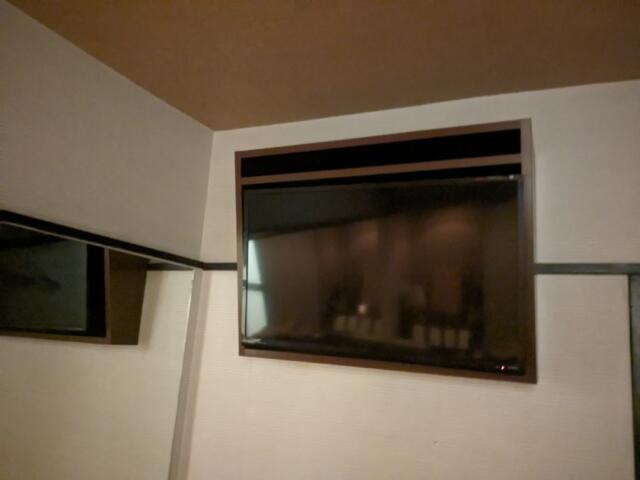 レンタルルーム フィジー(新宿区/ラブホテル)の写真『2号室　壁掛けテレビ』by まっつんつん
