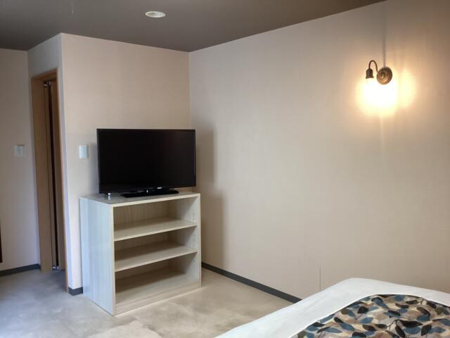 ニューポート(立川市/ラブホテル)の写真『301号室 ソファから見た室内』by ACB48