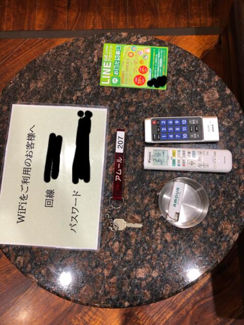 HOTEL アムール(台東区/ラブホテル)の写真『207号室　テーブルの上』by みこすりはん