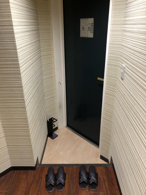 HOTEL アムール(台東区/ラブホテル)の写真『207号室　狭い玄関　私はいつも靴は端っこに立て掛けてます。』by みこすりはん