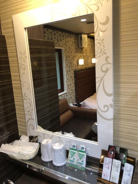 HOTEL アムール(台東区/ラブホテル)の写真『207号室　洗面台の大きな鏡』by みこすりはん