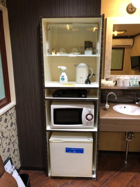 HOTEL アムール(台東区/ラブホテル)の写真『207号室　冷蔵庫にはサービスお水2本』by みこすりはん