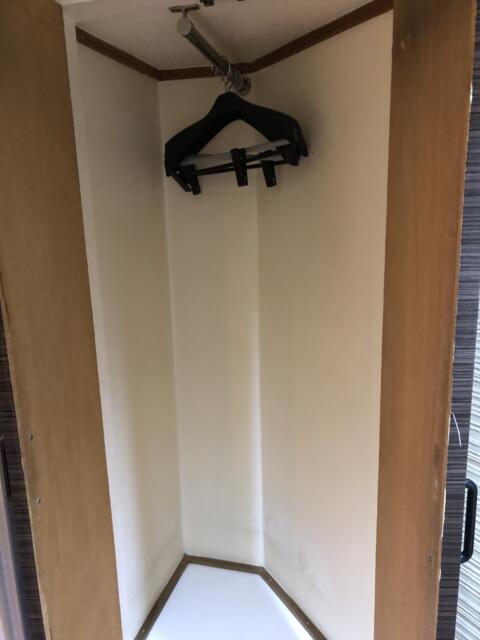 HOTEL アムール(台東区/ラブホテル)の写真『207号室　浴室隣にある物置。ジャケットなどはここにしか掛けられない。』by みこすりはん