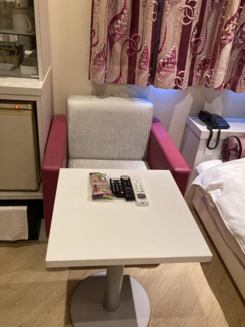 HOTEL leo 常磐町(レオ)(静岡市葵区/ラブホテル)の写真『403号室　椅子・テーブル』by まさおJリーグカレーよ