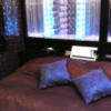 HOTEL SARA 錦糸町(墨田区/ラブホテル)の写真『402号室 ベッド周辺（２）』by 午前３時のティッシュタイム