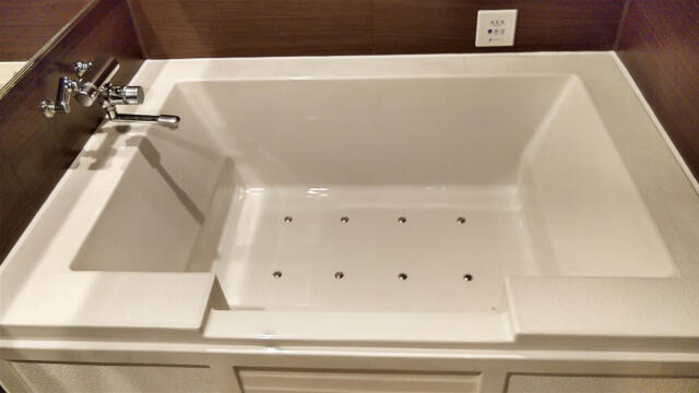 HOTEL SARA 錦糸町(墨田区/ラブホテル)の写真『402号室 バスルーム浴槽』by 午前３時のティッシュタイム