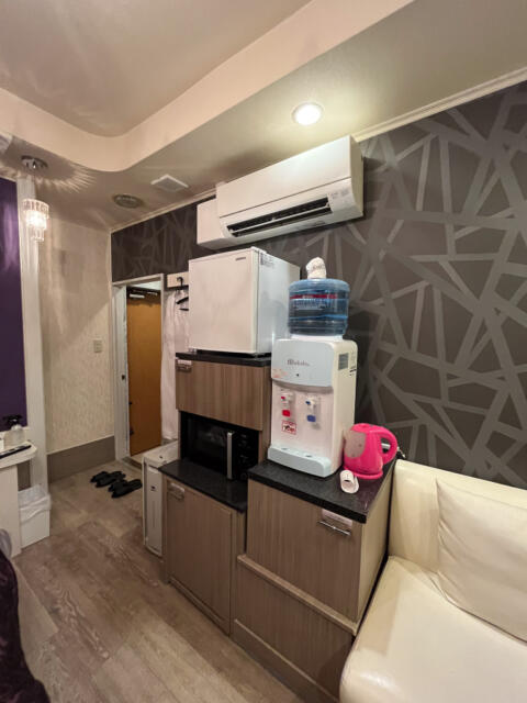 HOTEL LOHAS(墨田区/ラブホテル)の写真『403号室　エアコン、ウォーターサーバー、冷蔵庫など』by INA69