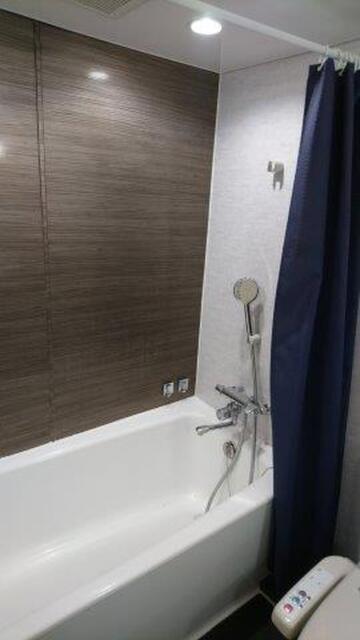 ホテル グランヴィラ(豊島区/ラブホテル)の写真『503号室（浴室入口から）』by 格付屋