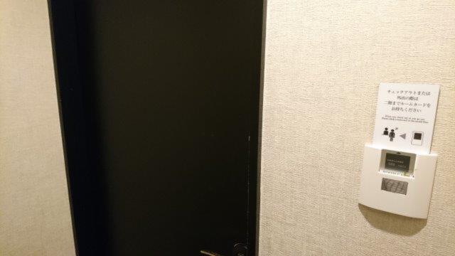 ホテル グランヴィラ(豊島区/ラブホテル)の写真『503号室（玄関。右側にカードキー差込型の電源）』by 格付屋
