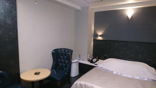 ホテル グランヴィラ(豊島区/ラブホテル)の写真『503号室（入口横から部屋奥方向）』by 格付屋