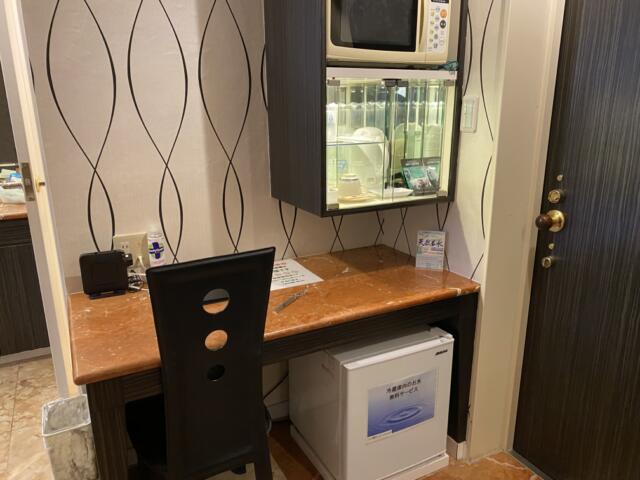 ホテル リンデン 湯島(文京区/ラブホテル)の写真『607号室　入口近くのデスク　Wi-Fiルータ 冷蔵庫など』by トマトなす