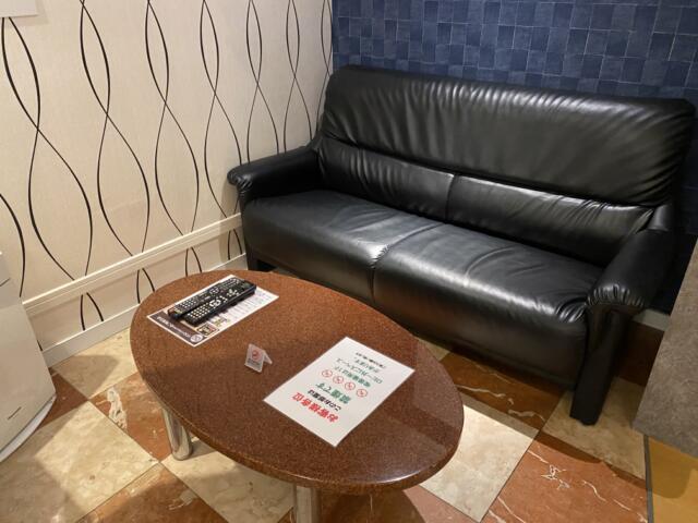 ホテル リンデン 湯島(文京区/ラブホテル)の写真『607号室　ソファとテーブル　割と大きいです。』by トマトなす