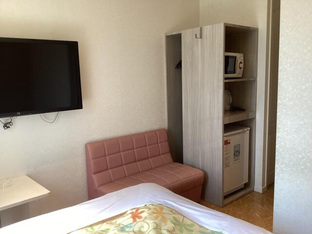 ホテルシティ(立川市/ラブホテル)の写真『406号室 ベッドから見た室内』by ACB48