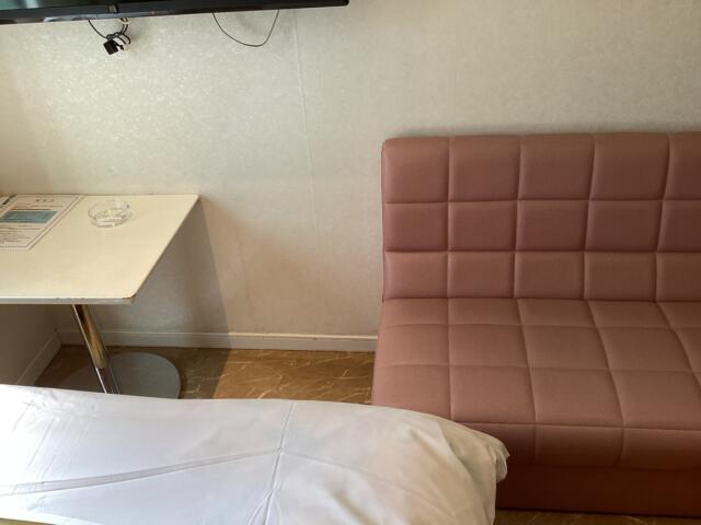 ホテルシティ(立川市/ラブホテル)の写真『406号室 テーブル、ソファ』by ACB48
