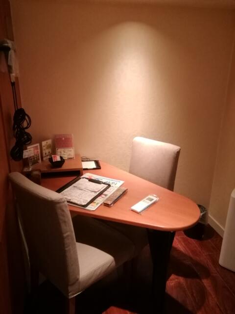 BEAUTY HOTEL BRASSINO(町田市/ラブホテル)の写真『205号室、机と椅子です。(23,7)』by キジ
