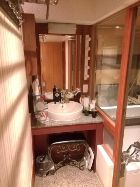 BEAUTY HOTEL BRASSINO(町田市/ラブホテル)の写真『205号室、洗面所です。(23,7)』by キジ