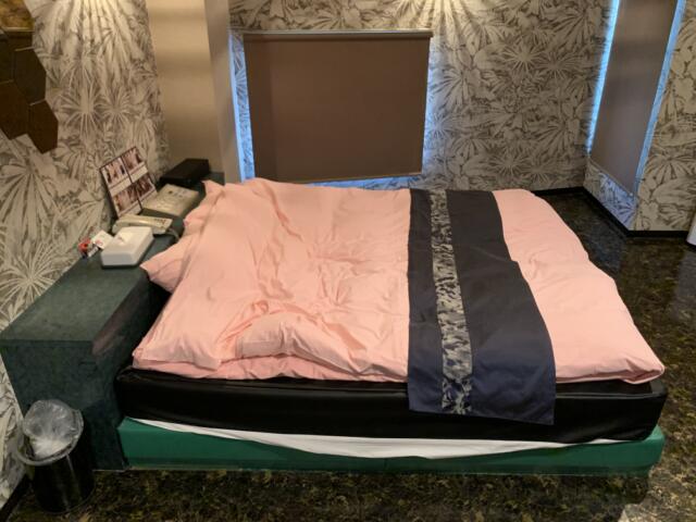 フォーラム(新宿区/ラブホテル)の写真『503号室　ベッド横から』by 東京都
