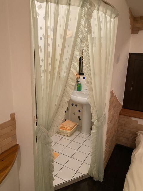 Be-ZONE(立川市/ラブホテル)の写真『403号室(室内から浴室へ)』by こねほ