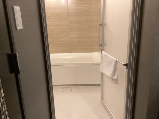 HOTEL P-DOOR（ホテルピードア）(台東区/ラブホテル)の写真『303号室 お部屋から見た浴室』by ACB48