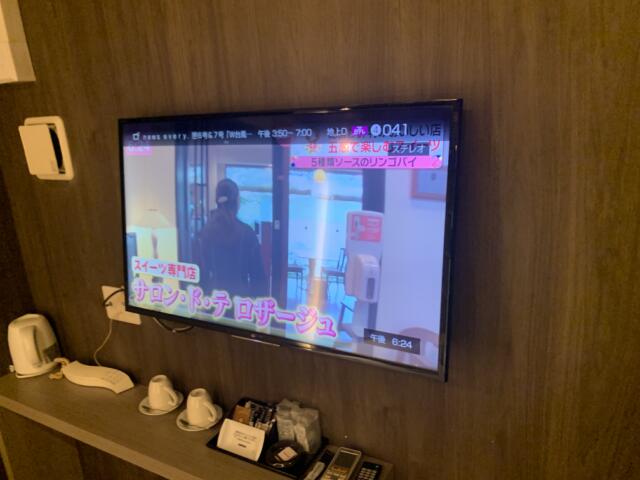 ホテル大山(新宿区/ラブホテル)の写真『108号室　壁掛け液晶テレビ（電源オン時）』by 東京都