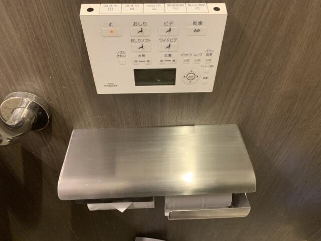 ホテル大山(新宿区/ラブホテル)の写真『108号室　トイレウォッシュレット操作盤とホルダー』by 東京都