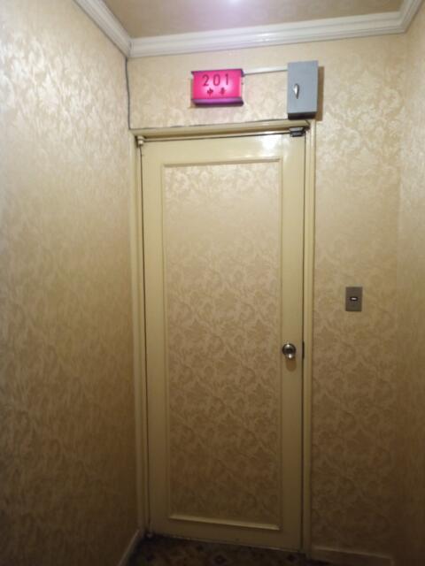 ホテル 富貴(大阪市/ラブホテル)の写真『201号室　入口』by タンスにゴンゴン