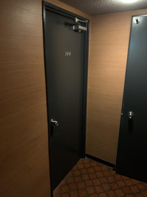 ホテルSILK(渋谷区/ラブホテル)の写真『104号室　部屋前扉1』by 東京都