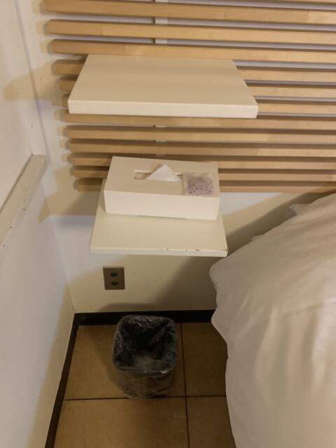 ホテルSILK(渋谷区/ラブホテル)の写真『104号室　ベッドサイド　ティッシュボックス』by 東京都