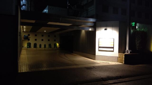 ホテル都(高知市/ラブホテル)の写真『夜の外観②  車の出入口』by Sparkle
