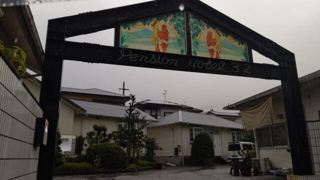 ペンションホテル32(高知市/ラブホテル)の写真『昼の外観③  駐車場出入口』by Sparkle