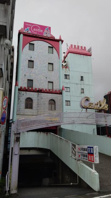 Hotel Castle （キャッスル）(高知市/ラブホテル)の写真『昼の外観④   1F駐車場入口と2F駐車場入口』by Sparkle